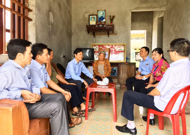 Đoàn đại biểu thành phố Uông Bí thăm gia đình người có công tại phường Phương Nam