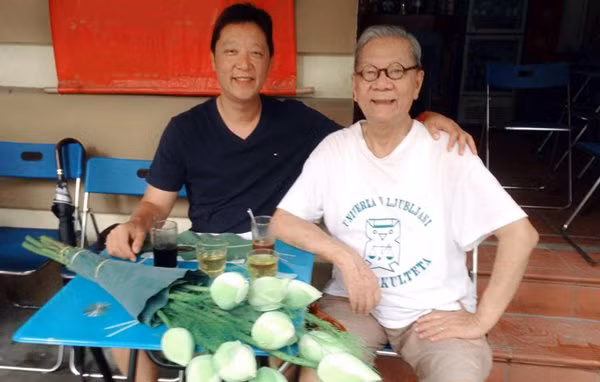  Nhạc trưởng Lê Phi Phi và bố nhạc sĩ Hoàng Vân.
