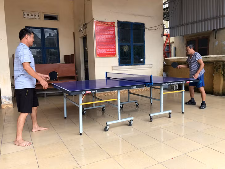 Người dân chơi thể thao tại NVH khu 9B (Quang Hanh, Cẩm Phả)