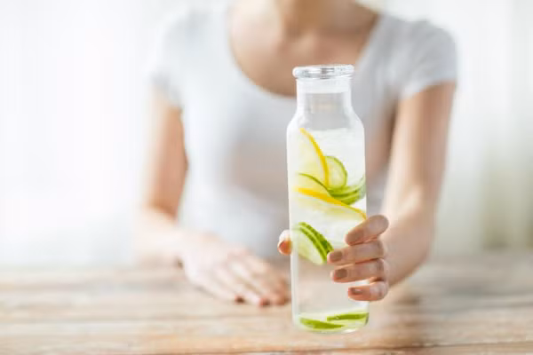 Thường xuyên uống các loại nước muối, nước chanh có thể gây ra viêm loét dạ dày, tá tràng... Ảnh: Health