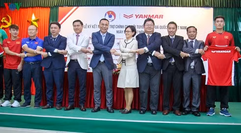  Thầy trò Park Hang Seo nhận tài trợ từ Yanmar để chuẩn bị cho AFF Cup 2018. (Ảnh: T.P)