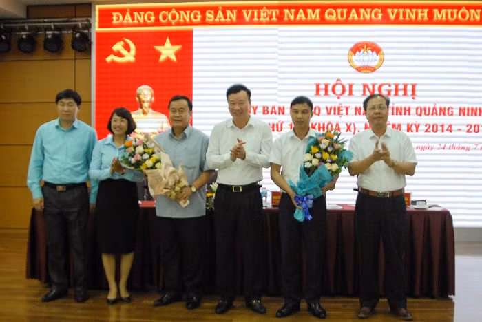 Chủ tịch Ủy ban MTTQ tặng hoa cho các đồng chí Ủy viên Ủy ban MTTQ khóa X.