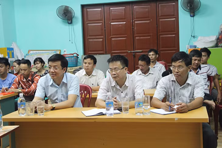 Đồng chí Nguyễn Văn Hồi, Bí thư Thị ủy, Chủ tịch HĐND TX Quảng Yên dự sinh hoạt chi bộ định kỳ với chi bộ thôn 1, xã Sông Khoai. 