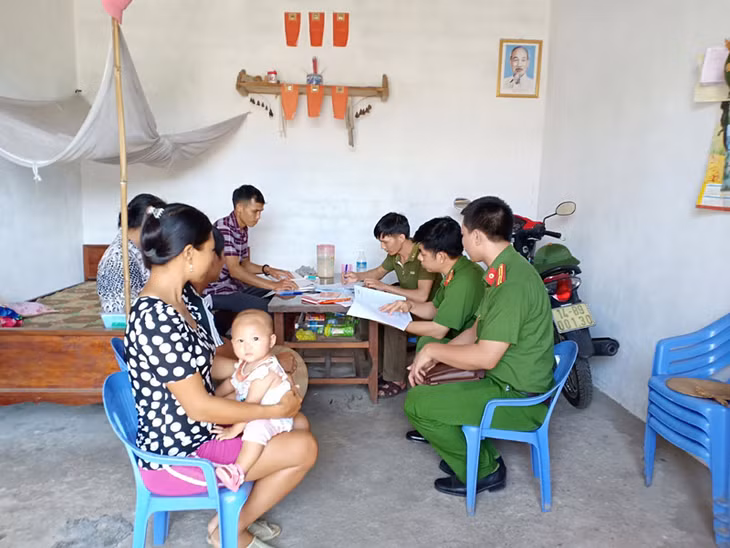các ban ngành, đoàn thể, MTTQ thôn Cầu Sắt, xã Vô Ngại đến từng gia đình để rà soát thông tin