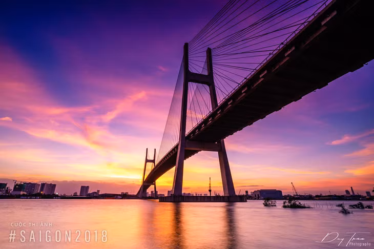 Biểu tượng của đô thị hóa còn là những cây cầu kết nối các miền Tổ quốc. Thế hệ 8X, 9X miền biển có lẽ vẫn còn lưu giữ niềm háo hức khi được đi qua những cây cầu kết nối vùng đất bị chia cắt vì đặc điểm địa lý ở quê hương. Ảnh: Trần Thanh Duy.