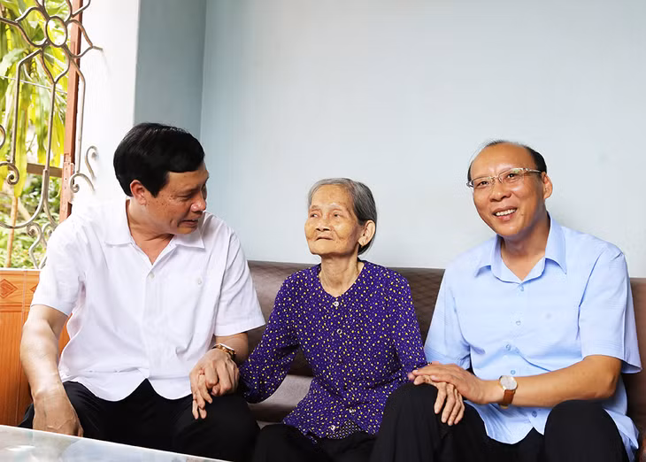 Chủ tịch UBND tỉnh cùng lãnh đạo TX Quảng Yên thăm hỏi, động viên bà Nguyễn Thị Phả (vợ liệt sỹ).