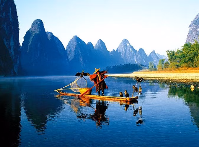  3. Sông Li, Trung Quốc: Đi thuyền trên sông Li, dài 85 km, qua khu vực Quảng Tây ở miền nam Trung Quốc, bạn sẽ được chiêm ngưỡng những cảnh quan đáng kinh ngạc của đất nước Trung Quốc.