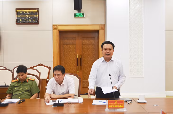 Đồng chí Nguyễn Đức Thành, Phó Chủ tịch HĐND tỉnh tham gia ý kiến tại hội nghị