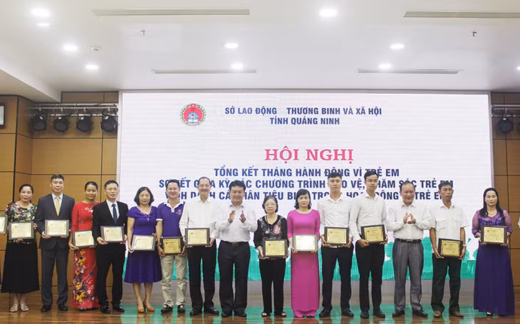 Nhiều cá nhân tiêu biểu trong hoạt động vì trẻ em của tỉnh giai đoạn 2016-2018 được vinh danh tại Hội nghị.