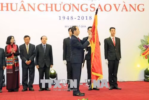 Chủ tịch nước Trần Đại Quang trao tặng Liên hiệp các Hội Văn học Nghệ thuật Việt Nam Huân chương Sao Vàng. Ảnh: TTXVN
