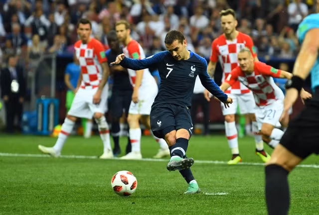 Cú sút phạt đền nâng tỉ số lên 2-1 của Griezmann - Ảnh: REUTERS