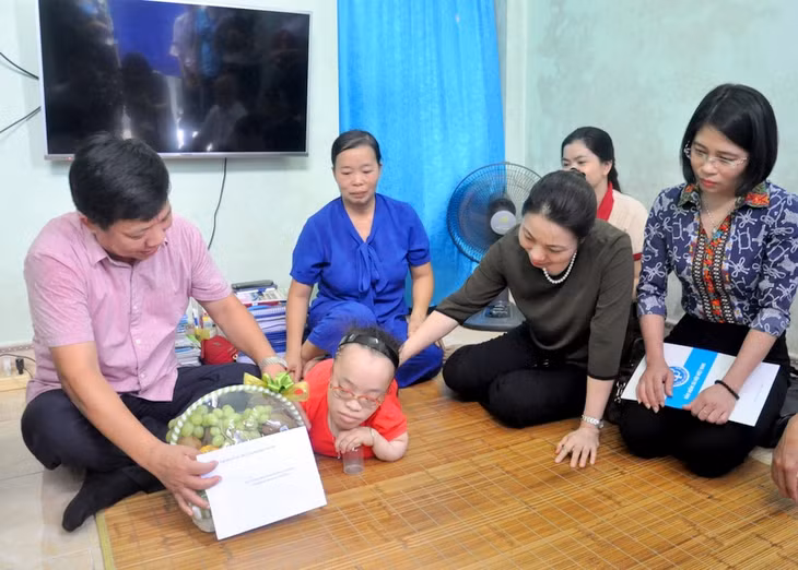 Đồng chí cùng các thành viên trong đoàn tặng quà động viên em 