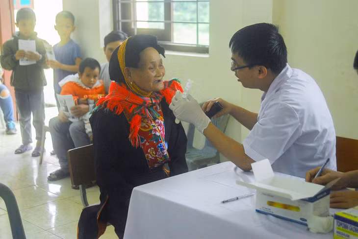 ĐVTN Bệnh viện Đa khoa tỉnh thăm, khám bệnh tình nguyện tại xã Dân Chủ, huyện Hoành Bồ.