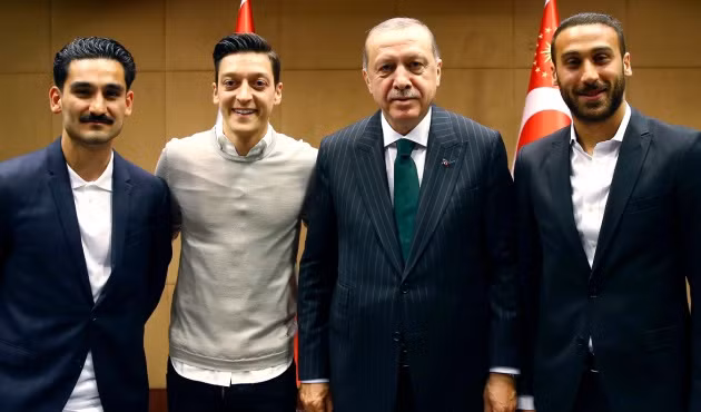  Bức ảnh gây tranh cãi của Ozil và Gundogan với Tổng thống Thổ Nhĩ Kỷ hồi tháng 5.