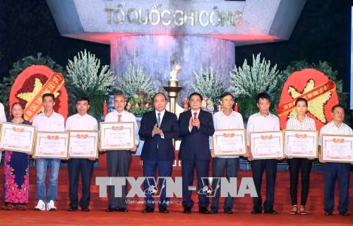Thủ tướng Nguyễn Xuân Phúc và đồng chí Phạm Minh Chính trao Bằng Tổ quốc ghi công cho thân nhân các gia đình liệt sỹ. Ảnh: Thống Nhất/TTXVN