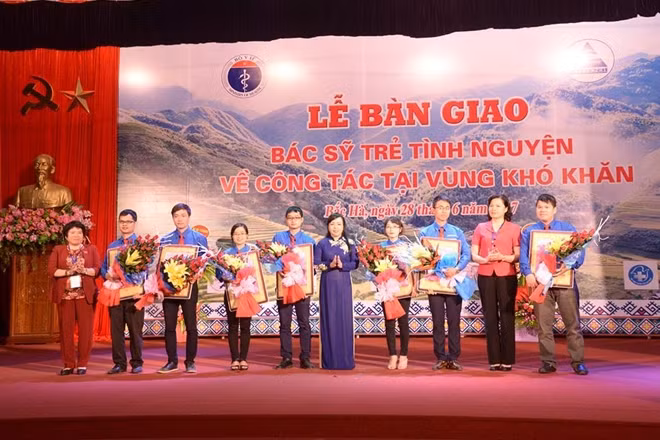 Chủ nhiệm Uỷ ban các vấn đề xã hội của Quốc hội Nguyễn Thúy Anh, Bộ trưởng Nguyễn Thị Kim Tiến, đại diện lãnh đạo tỉnh Lào Cai chúc mừng 7 bác sĩ trẻ chuyên khoa I về công tác tại huyện nghèo. Ảnh: ĐT