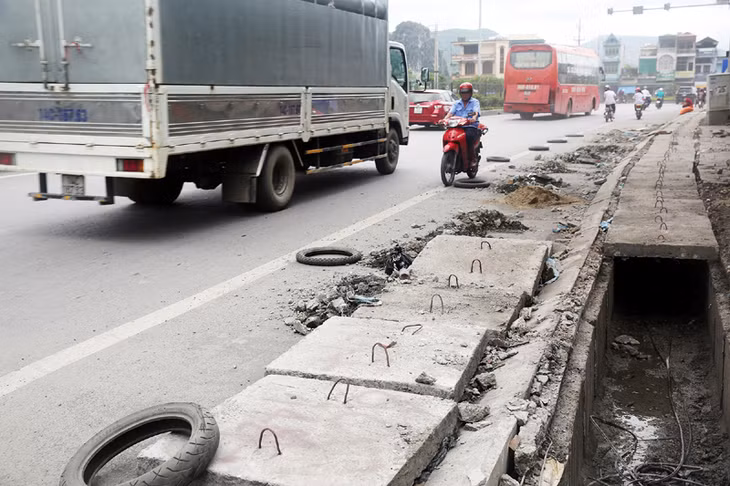 Rác bẩn phơi trên mặt đường, ảnh hưởng đến giao thông trên tuyến.