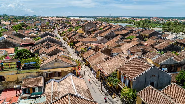 Những địa điểm thú vị mà du khách không thể bỏ qua khi đến Hội An đó là trục phố chính Trần Phú, chùa Cầu, đường Nguyễn Thị Minh Khai, đường Bạch Đằng dọc sông Hoài, hội quán Quảng Đông…