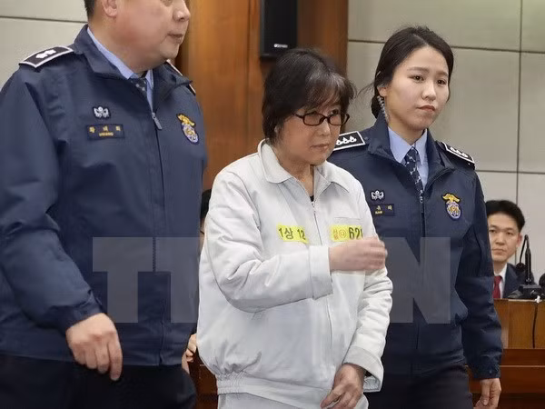 Bà Choi Soon-Sil (giữa) tại phiên xét xử đầu tiên của Tòa án quận trung tâm Seoul. (Nguồn: AFP/TTXVN)
