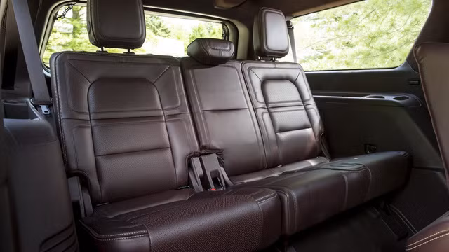 Trong khi đó, khoảng duỗi chân của hành khách trên hàng ghế sau tăng thêm 254 mm so với Lincoln Navigator 2018 tiêu chuẩn.