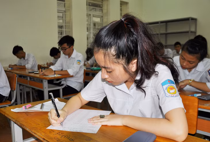 Thí sinh điểm thi THPT Cẩm Phả điền thông tin vào giấy thi