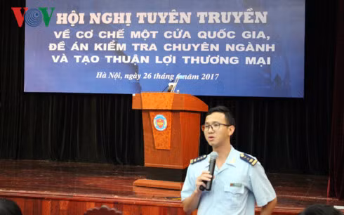 Đại diện Tổng cục Hải quan trả lời vướng mắc của doanh nghiệp.