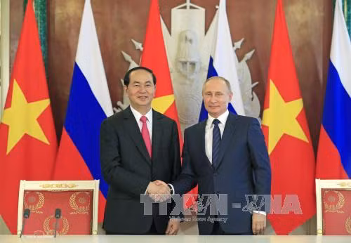 Chủ tịch nước Trần Đại Quang và Tổng thống Liên bang Nga V. Putin bắt tay sau Lễ ký các văn kiện hợp tác giữa hai nước. Ảnh: Nhan Sáng -TTXVN