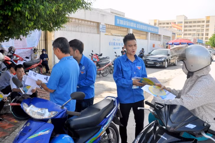 SVTN trường Đại học Hạ Long phát quạt tay, trò chuyện cùng phụ huynh trong lúc đợi con em mình, giúp phụ huynh vơi bớt căng thẳng, mỏi mệt.