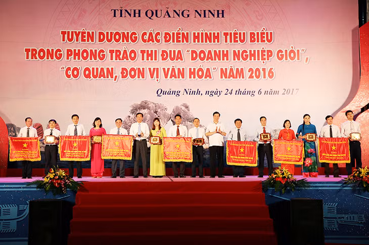 Các đồng chí: Nguyễn Văn Đọc, Bí thư Tỉnh ủy, Chủ tịch HĐND tỉnh; Nguyễn Đức Long, Phó Bí thư Tỉnh ủy, Chủ tịch UBND tỉnh trao cờ thi đua cho 7 tập thể tiêu biểu, xuất sắc trong phong trào thi đua ‘‘Doanh nghiệp giỏi”, “Cơ quan, đơn vị văn hóa" năm 2016 .
