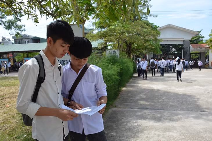 Thí sinh HĐT THPT Hải Đảo (huyện Vân Đồn) trao đổi bài sau khi thi