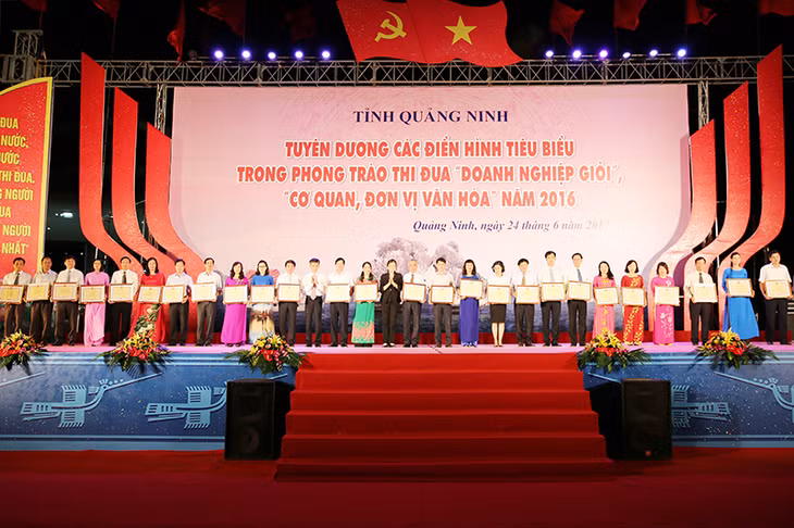 Các đồng chí: Đỗ Thị Hoàng, Phó Bí thư Thường trực Tỉnh ủy; Trần Văn Thuật, Phó Tổng Liên đoàn Lao động Việt Nam trao Bằng khen của UBND tỉnh cho các tập thể tiêu biểu, xuất sắc trong phong trào thi đua ‘‘Doanh nghiệp giỏi”, “Cơ quan, đơn vị văn hóa" năm 2016