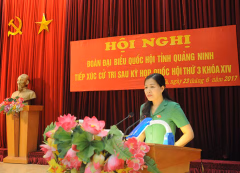 Đồng chí Đỗ Thị Lan, Ủy viên BTV Tỉnh ủy, Trưởng Đoàn Đại biểu Quốc Hội khóa XIV tỉnh tiếp xúc cư tri tại huyện Đầm Hà