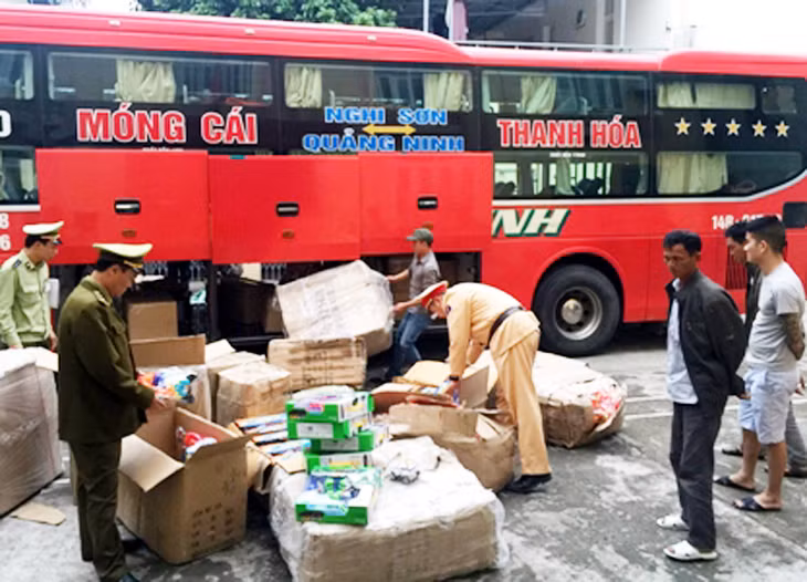Đội QLTT huyện Tiên Yên phát hiện, xử lý xe khách vận chuyển hàng hoá không đảm bảo VSATTP lưu thông qua địa bàn.