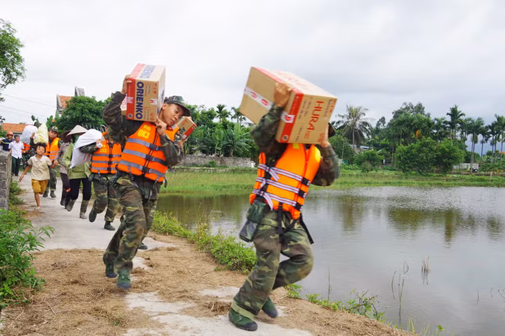 Các lực lượng diễn tập giúp dân sơ tán người và tài sản