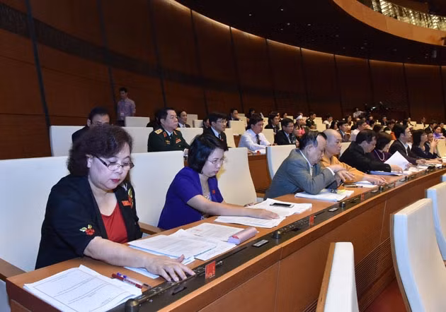 Đại biểu Quốc hội biểu quyết Luật quản lý sử dụng tài sản nhà nước.