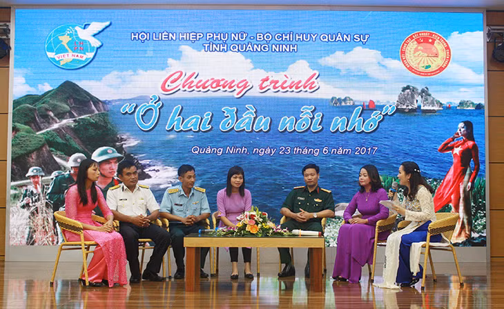 Giao lưu, trò chuyện với các gia đình CBCS tiêu biểu.