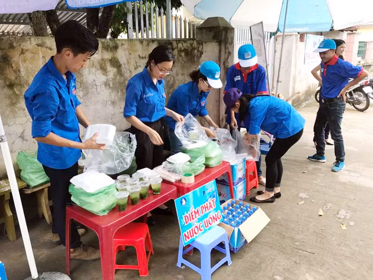 ĐVTN huyện Bình Liêu phát cơm