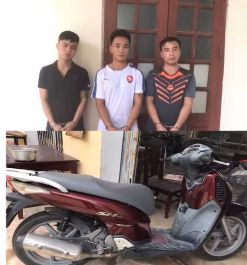 3 đối tượng (từ trái qua phải): Hùng, Phong, Hòa cùng tang vật thu được (Ảnh Thái Thanh).