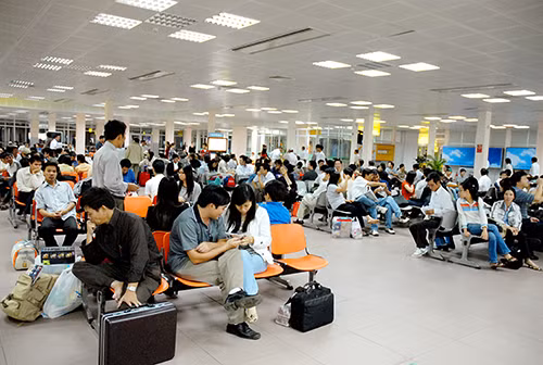 Hành khách mệt mỏi vì máy bay chậm, hủy chuyến. Ảnh: Báo Giao thông