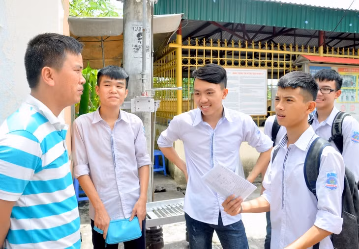 Giáo viên Trường THPT Hoành Bồ trò chuyện, hỏi han học sinh sau khi các em hoàn thành bài thi.