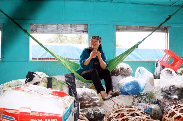Những người chạy chợ tranh thủ ăn trưa trên toa tàu.