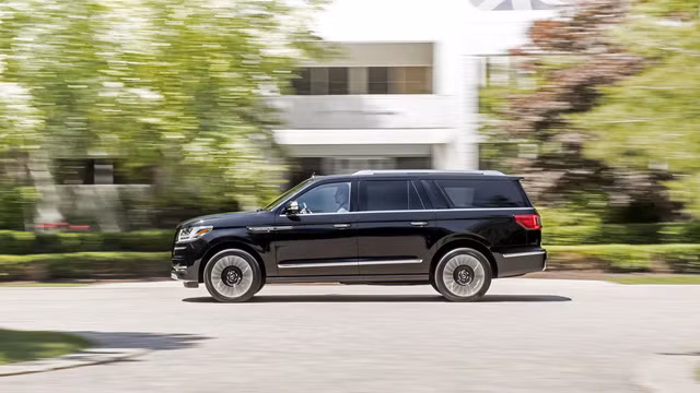 Dự kiến, Lincoln Navigator 2018 bản thường và L đều bắt đầu được bày bán trên thị trường Mỹ vào mùa thu năm nay. Giá của Lincoln Navigator 2018 bản thường khởi điểm từ 72.055 USD.