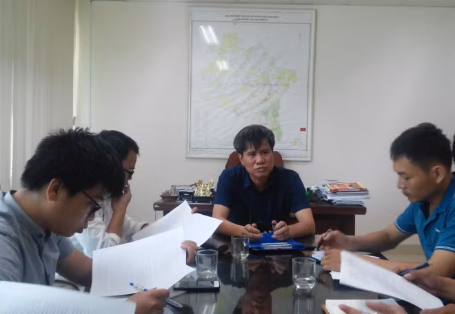 Ông Nguyễn Anh Tuấn làm việc với báo chí vụ việc lăng mộ vợ vua bị san ủi. Ảnh: Điền Quang.