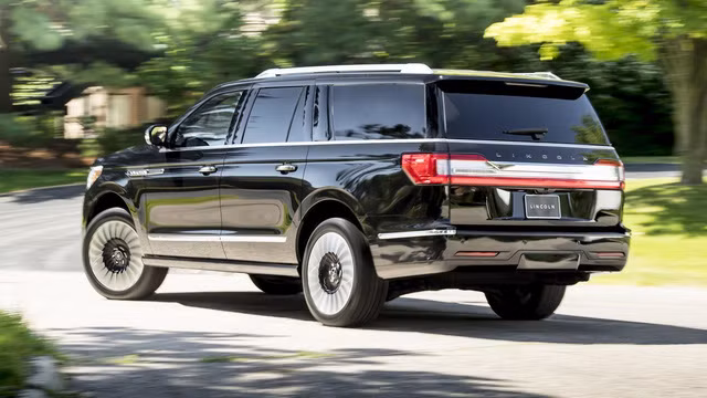 Với phiên bản L, Lincoln Navigator 2018 vốn đã cỡ lớn lại càng trở nên đồ sộ hơn.