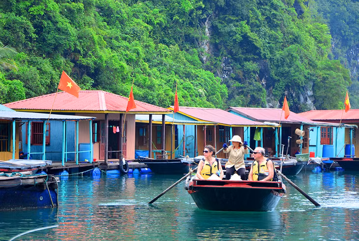 Không gian sinh sống của làng chài Cửa Vạn như trường học, một số bè nuôi trồng thuỷ sản được lưu giữ nguyên vẹn để du khách tham quan.