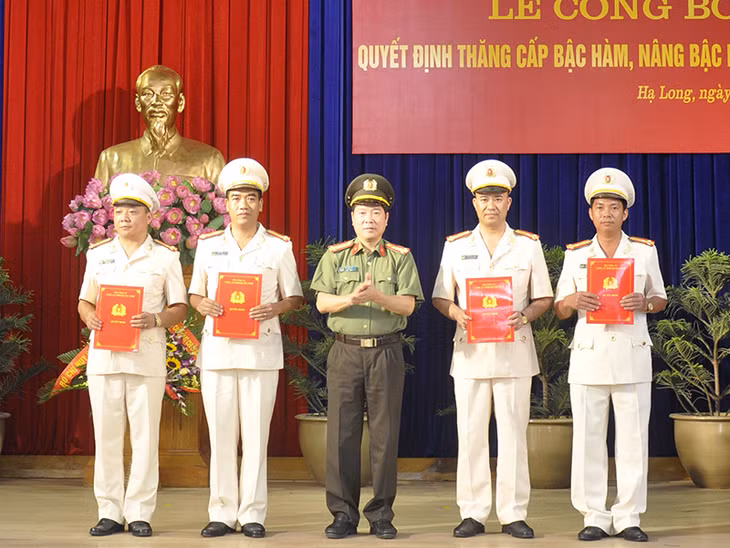  Đại tá Đỗ Văn Lực, Giám đốc Công an tỉnh trao quyết định và gắn hàm Thượng tá của Bộ Công an cho các đồng chí.