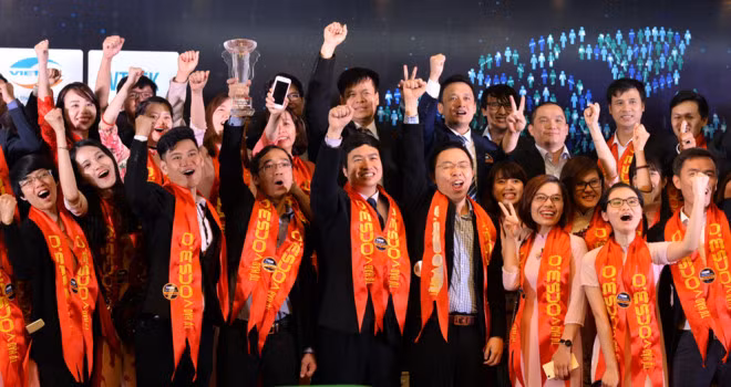 Team OCS trong buổi tôn vinh nội bộ của Viettel.