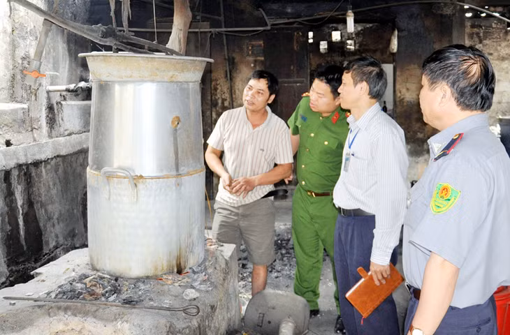 Các cơ quan chức năng kiểm tra, tuyên truyền, nhắc nhở một cơ sở sản xuất rượu thủ công ở thị trấn Cái Rồng (huyện Vân Đồn) về việc đảm bảo vệ sinh môi trường, ATTP.