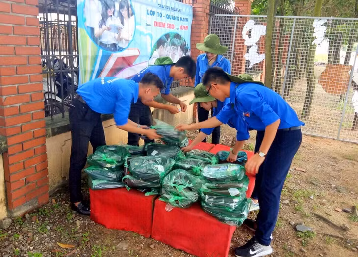 Đồ đạc của thí sinh được đựng trong các túi nilon riêng biệt, để tại khu vực an toàn, ngăn nắp, gọn gàng.
