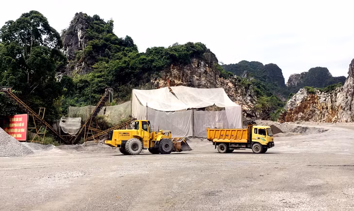 Khai trường khai thác đá của doanh nghiệp tư nhân - Xí nghiệp Phú Cường, TP Cẩm Phả.